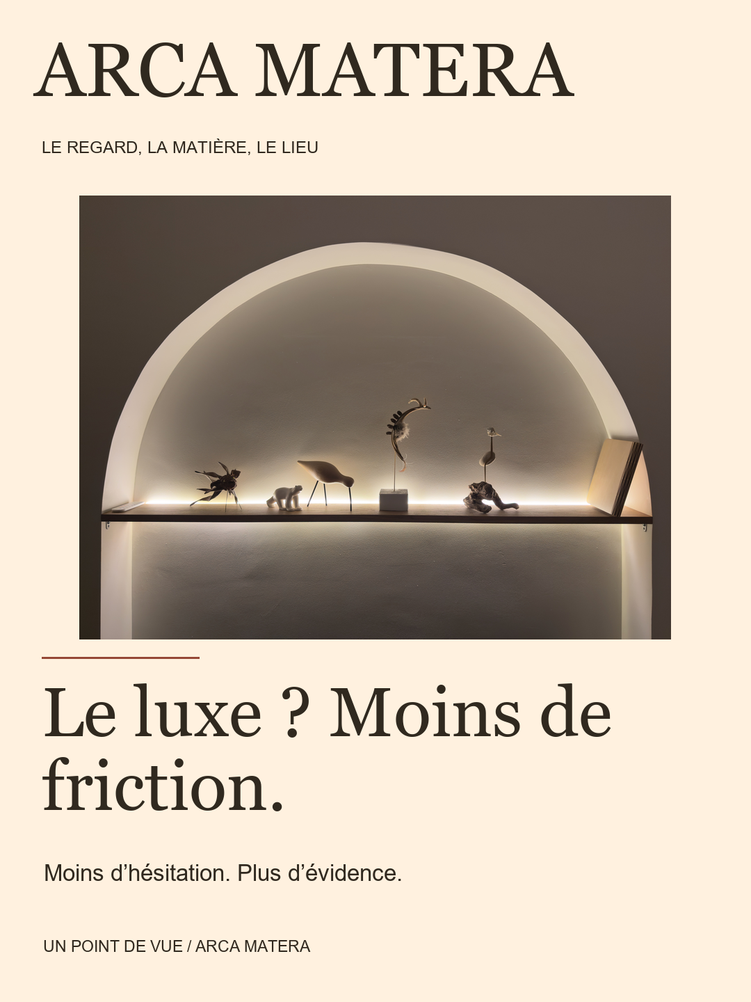 Visuel fourni dans le dossier Réalisations ARCA MATERA : une niche éclairée. Arche, objets et lumière indirecte.