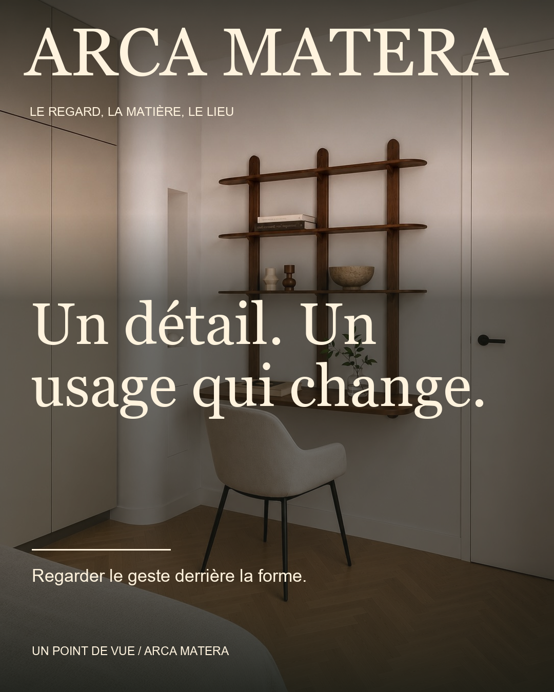 Visuel fourni dans le dossier Réalisations ARCA MATERA : le bureau devient un dessin. Étagères, plateau et rythme du bois.