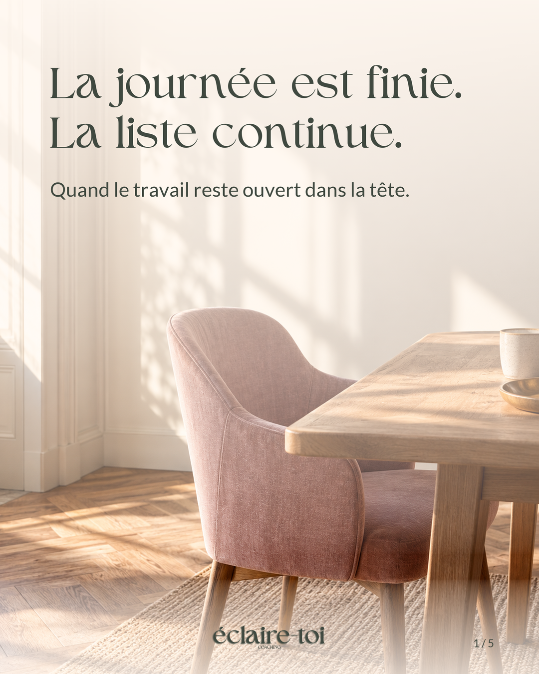 Page 1 sur 5. LinkedIn vertical 4:5, Lumière douce, Une place pour soi (décor illustratif généré par IA). Texte : « La journée est finie. La liste continue. Quand le travail reste ouvert dans la tête. ». Éclaire-Toi.