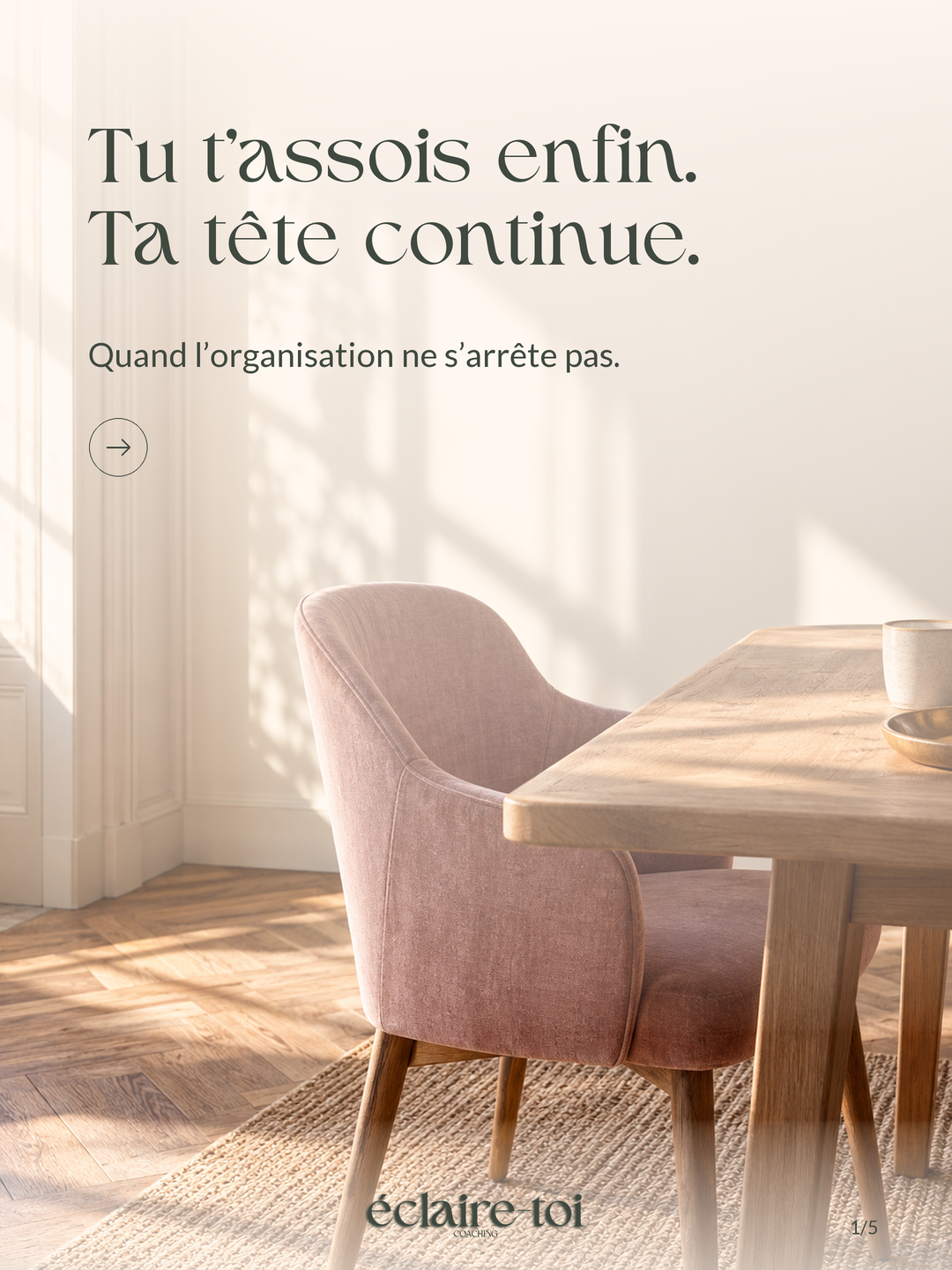 Diapositive 1 sur 5. Composition Lumière douce, photographie illustrative : Une place pour soi. Texte : « Tu t’assois enfin. Ta tête continue. Quand l’organisation ne s’arrête pas. » Logo officiel Éclaire-Toi. Décor illustratif généré par IA.