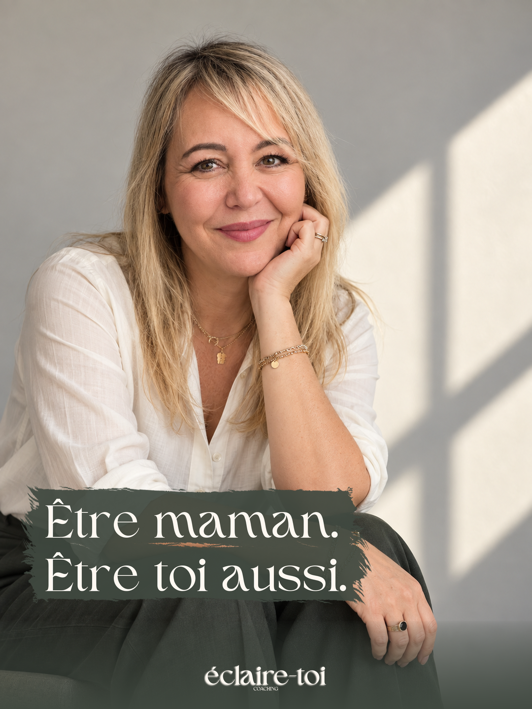 Composition Cindy · signature, portrait de Cindy généré par IA à partir de ses photos, touches peintes vert profond (brosse sèche). Texte : « Être maman. Être toi aussi. » Logo officiel Éclaire-Toi.
